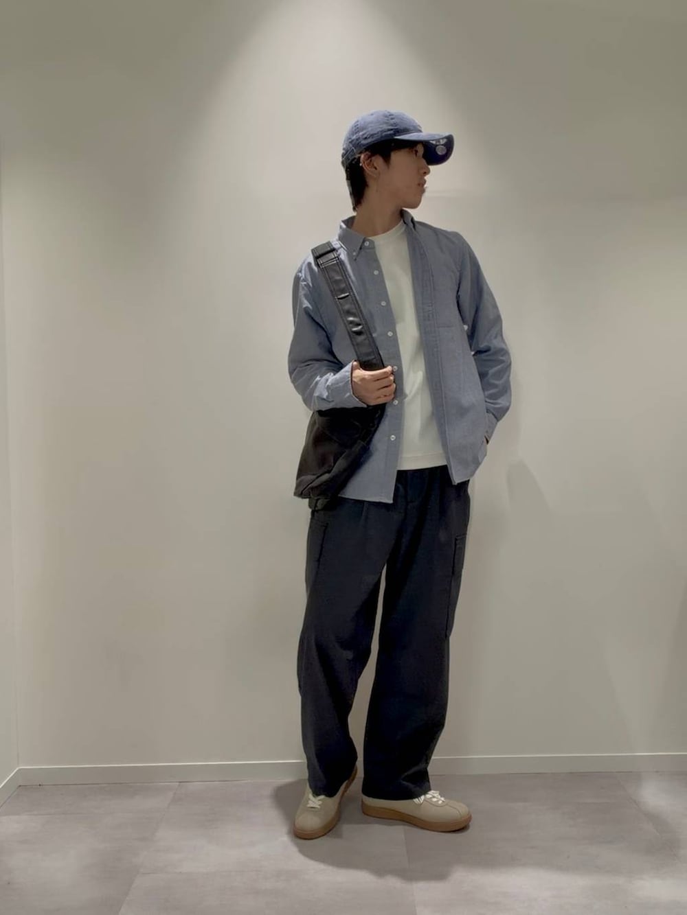ベージュ系のスニーカー、ブラック系のショルダーバッグ、ブルー系のシャツ/ブラウスを着用したメンズの秋コーディネートの2枚目の写真