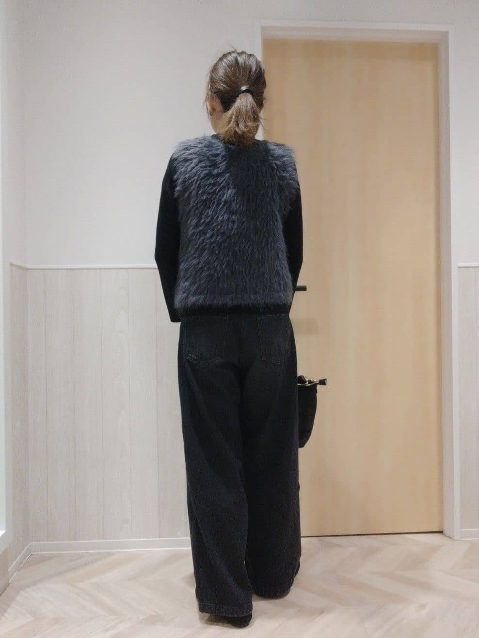 グレー系のその他トップス、ブラック系のデニムパンツ、ブラック系のその他シューズを着用したレディースの秋コーディネートの3枚目の写真
