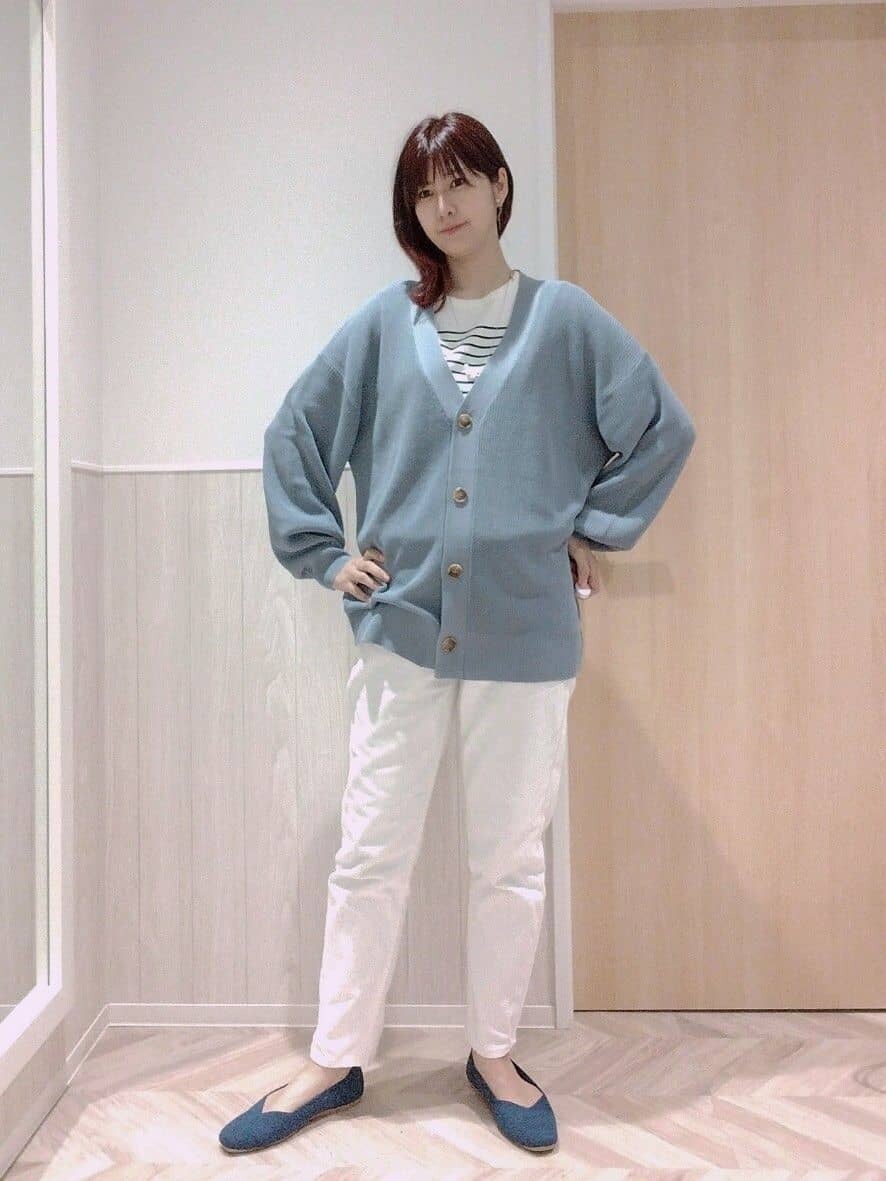 ホワイト系のデニムパンツ、ブルー系のパンプスを着用したレディースの春コーディネートの4枚目の写真