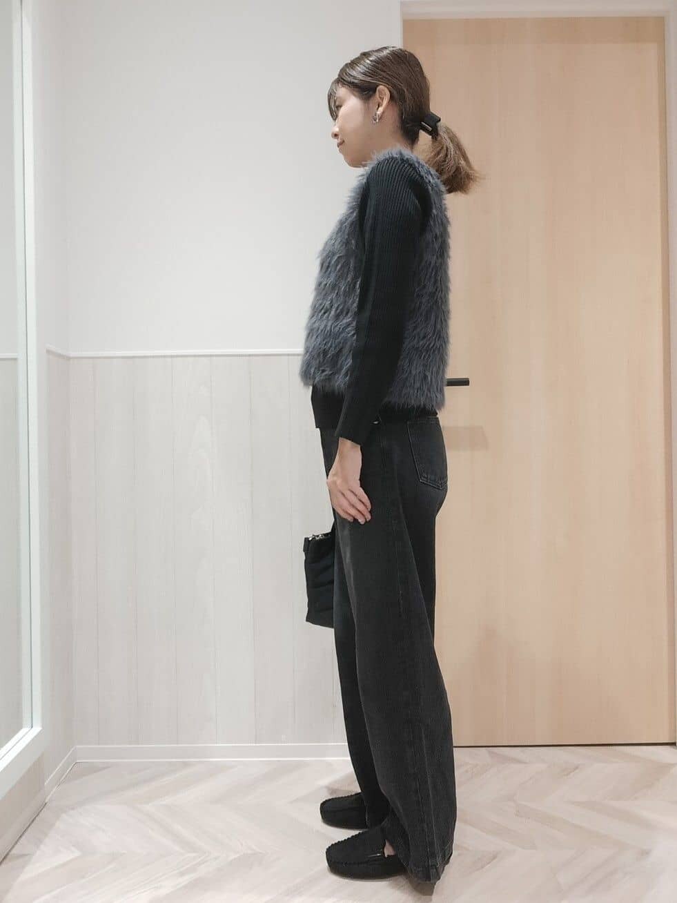 グレー系のその他トップス、ブラック系のデニムパンツ、ブラック系のその他シューズを着用したレディースの秋コーディネートの2枚目の写真