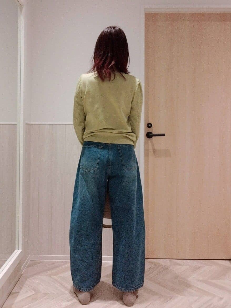 ベージュ系のパンプスを着用したレディースの春コーディネートの3枚目の写真