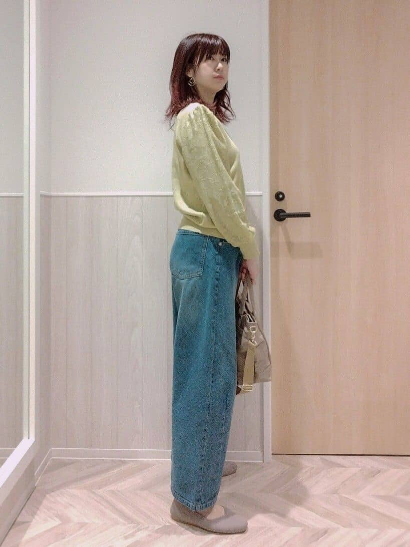 ベージュ系のパンプスを着用したレディースの春コーディネートの2枚目の写真
