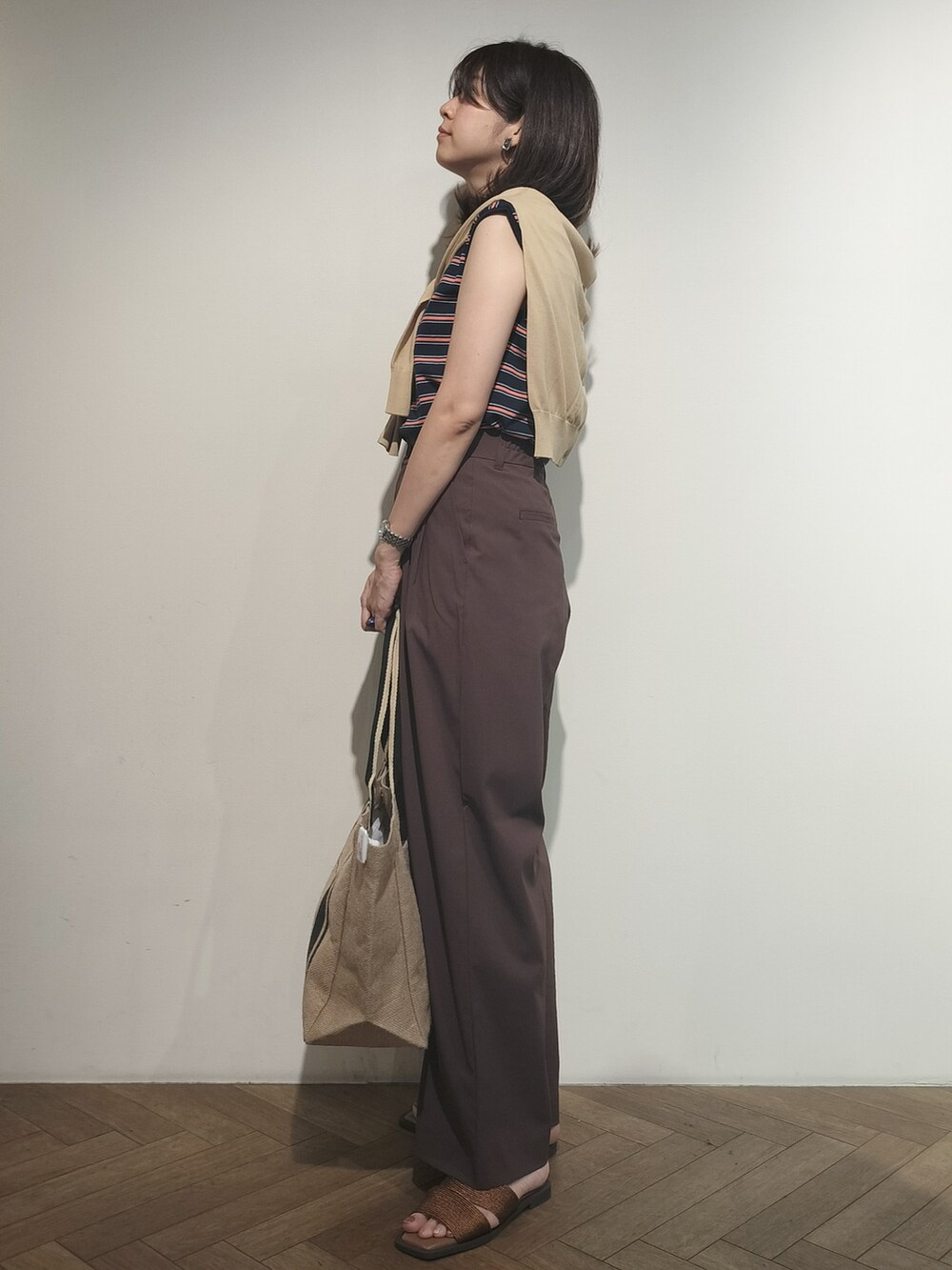 ベージュ系のカーディガン/ボレロ、ブルー系のTシャツ/カットソー、ブラウン系のその他パンツを着用したレディースの夏コーディネートの3枚目の写真