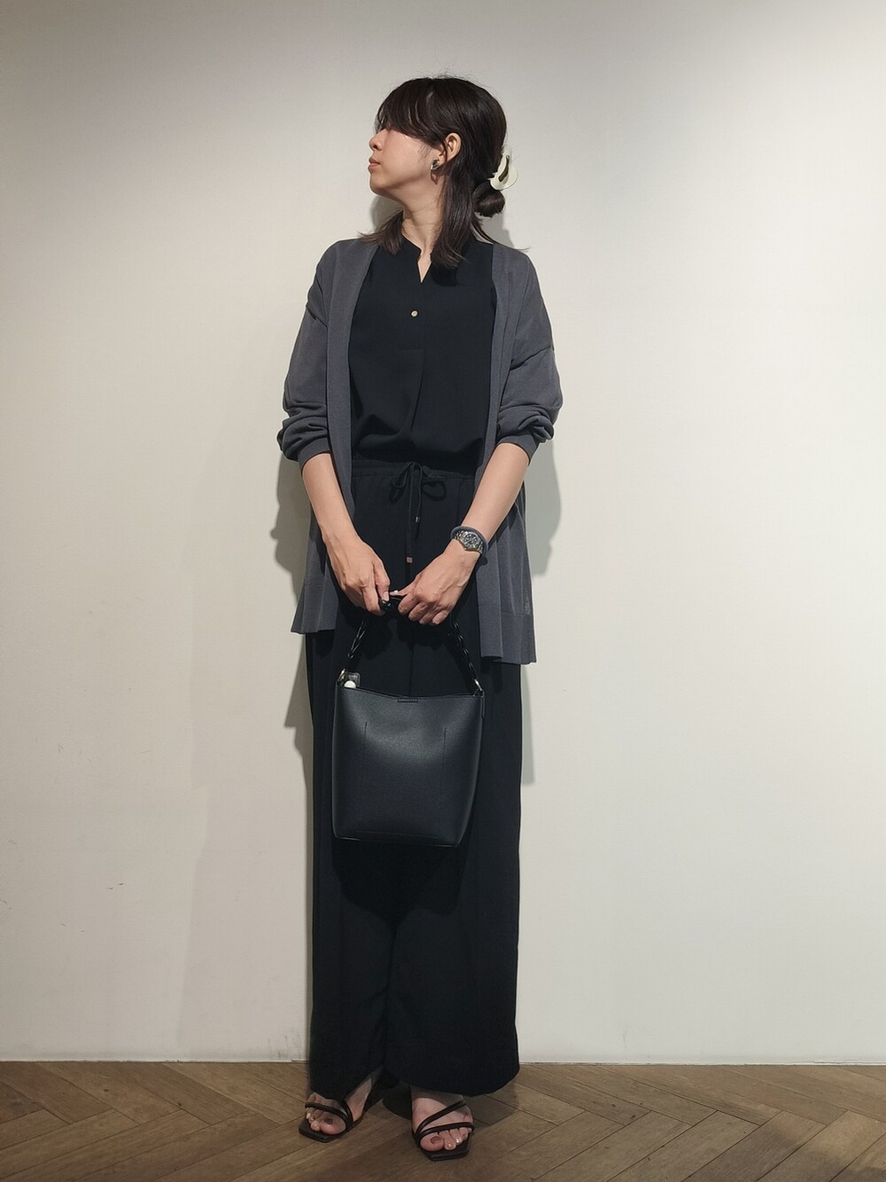 ブラック系のシャツ/ブラウス、ブラック系のその他パンツ、ブラック系のショルダーバッグを着用したレディースの夏コーディネートの2枚目の写真