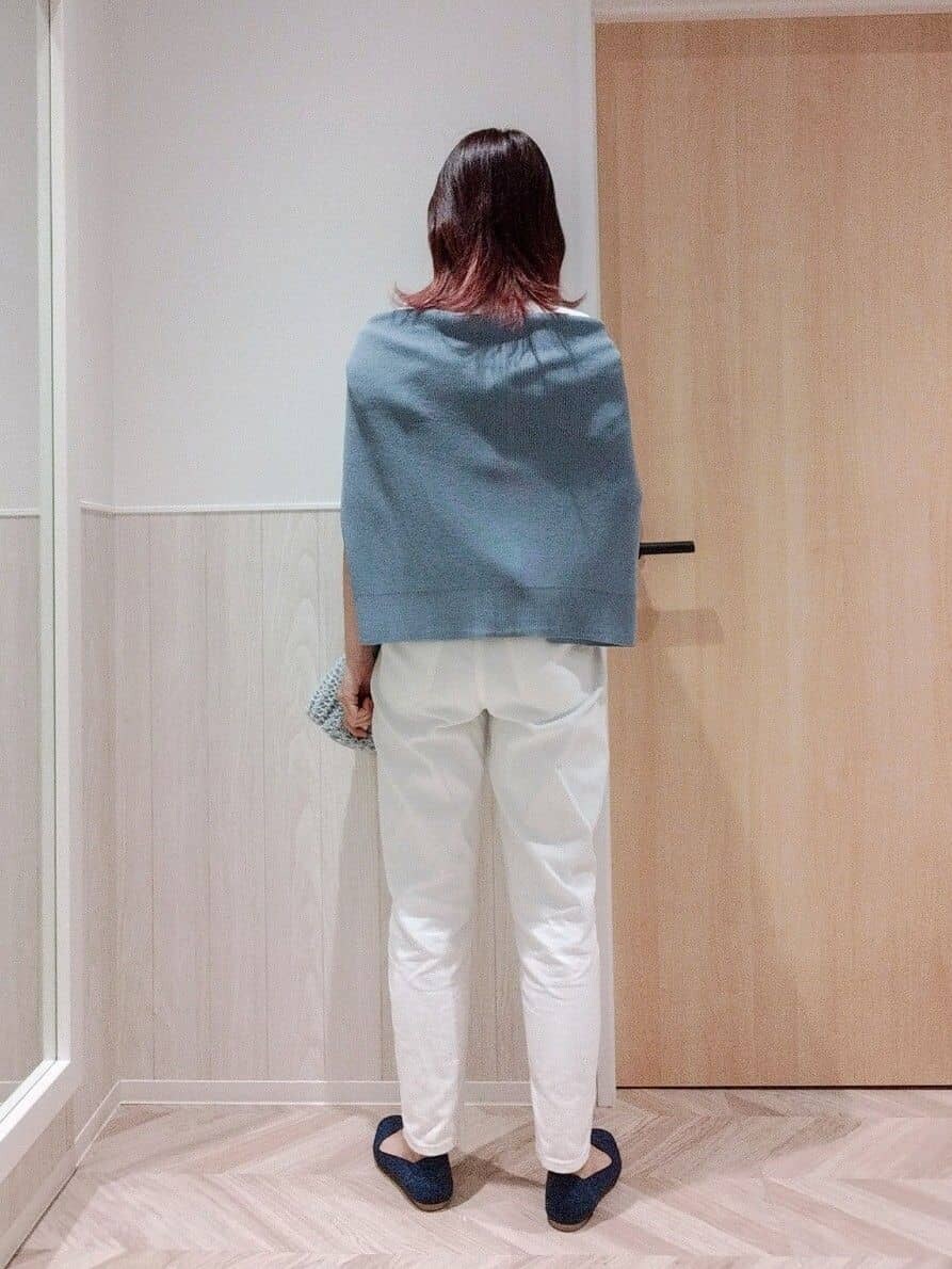 ホワイト系のデニムパンツ、ブルー系のパンプスを着用したレディースの春コーディネートの3枚目の写真