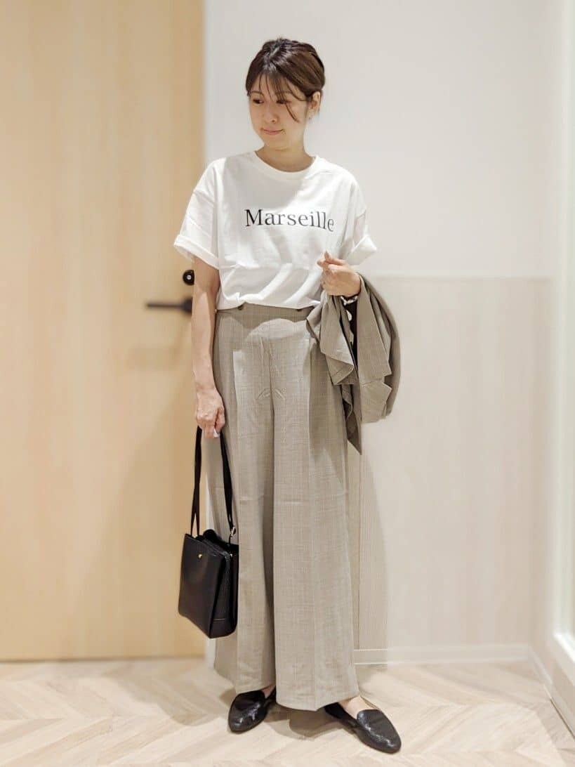 ホワイト系のTシャツ/カットソー、ブラウン系のテーラードジャケット、ブラウン系のその他パンツを着用したレディースの春コーディネートの4枚目の写真