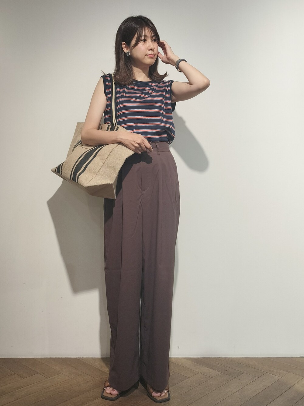 ベージュ系のカーディガン/ボレロ、ブルー系のTシャツ/カットソー、ブラウン系のその他パンツを着用したレディースの夏コーディネートの7枚目の写真