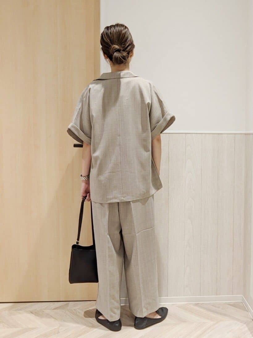 ホワイト系のTシャツ/カットソー、ブラウン系のテーラードジャケット、ブラウン系のその他パンツを着用したレディースの春コーディネートの3枚目の写真