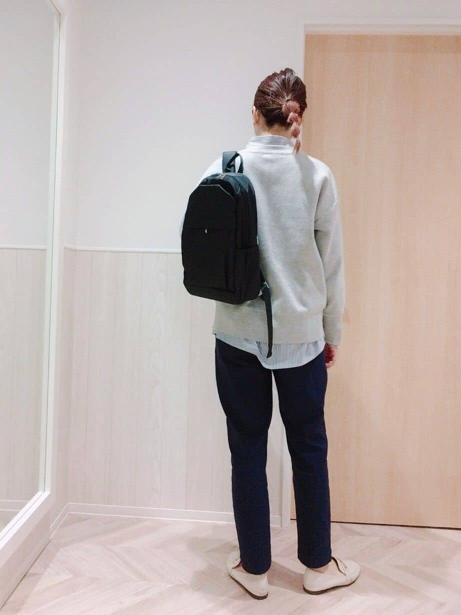ブルー系のその他パンツを着用したレディースの春コーディネートの3枚目の写真