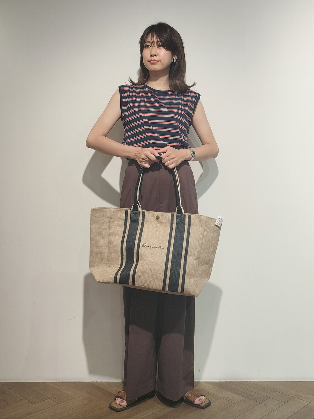 ベージュ系のカーディガン/ボレロ、ブルー系のTシャツ/カットソー、ブラウン系のその他パンツを着用したレディースの夏コーディネートの6枚目の写真