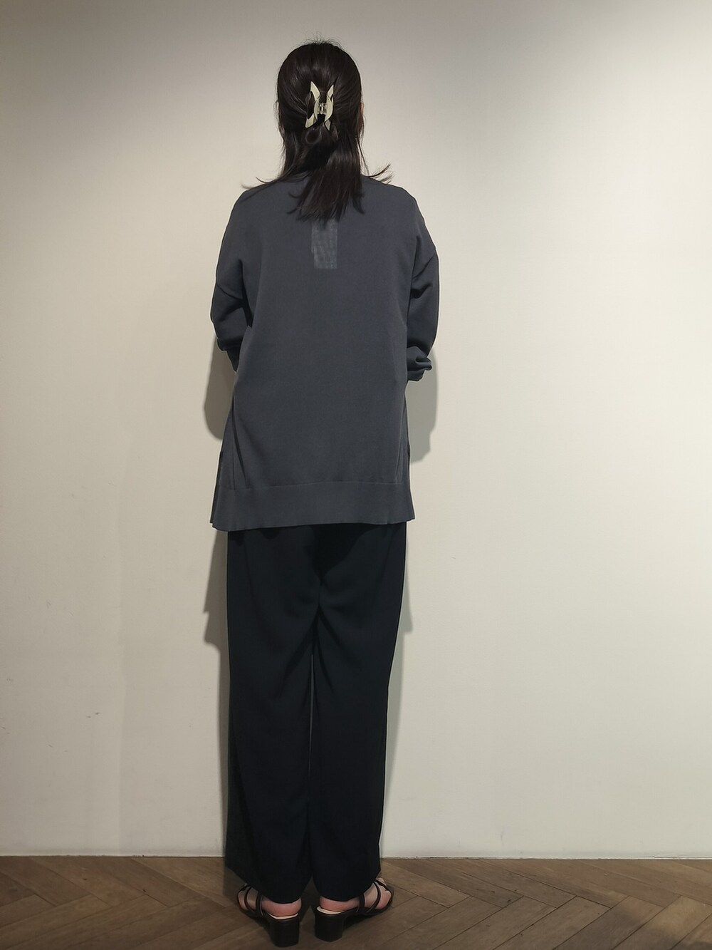 ブラック系のシャツ/ブラウス、ブラック系のその他パンツ、ブラック系のショルダーバッグを着用したレディースの夏コーディネートの5枚目の写真