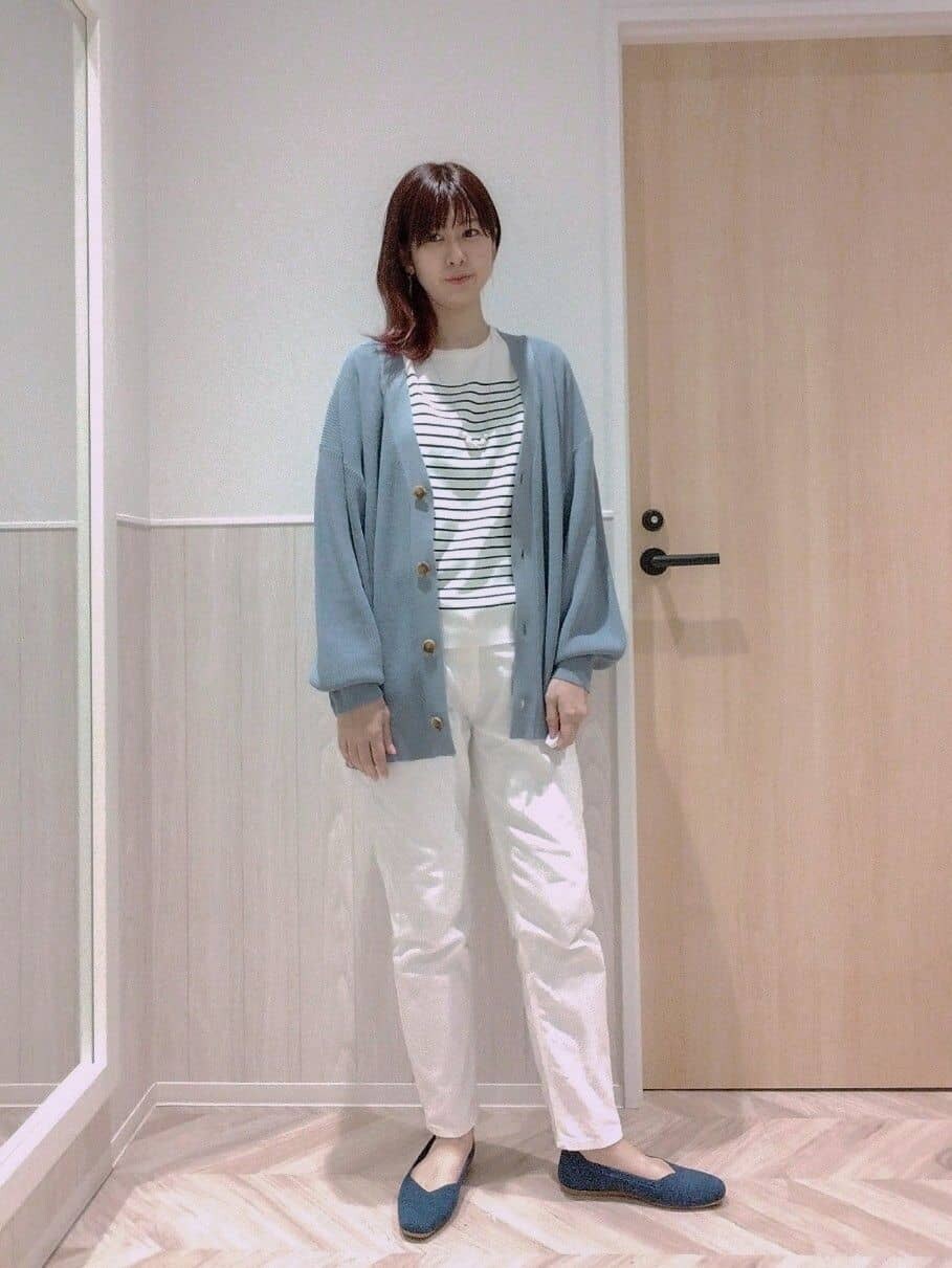 ホワイト系のデニムパンツ、ブルー系のパンプスを着用したレディースの春コーディネートの5枚目の写真