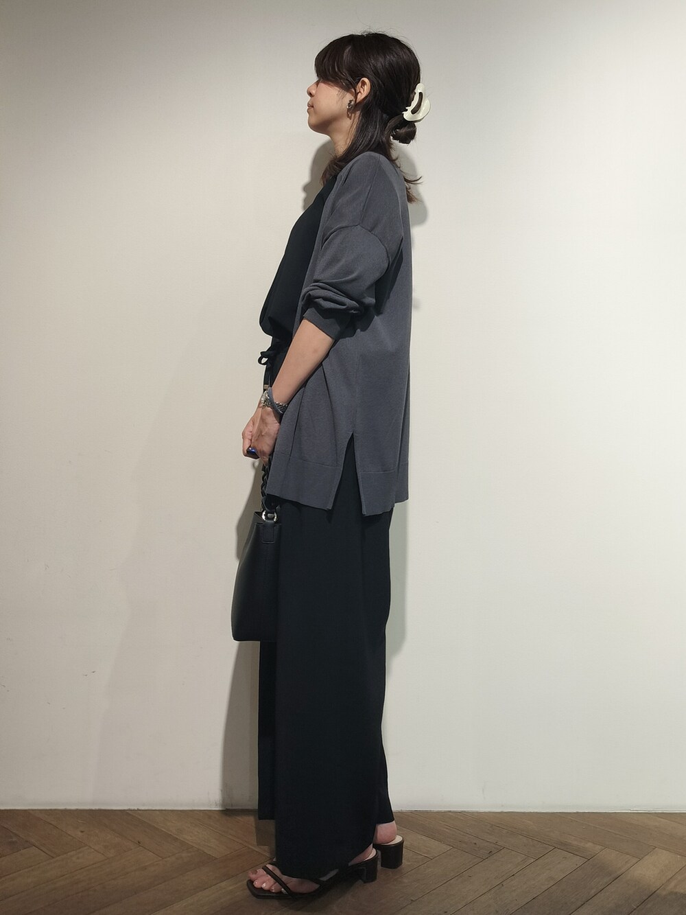 ブラック系のシャツ/ブラウス、ブラック系のその他パンツ、ブラック系のショルダーバッグを着用したレディースの夏コーディネートの4枚目の写真