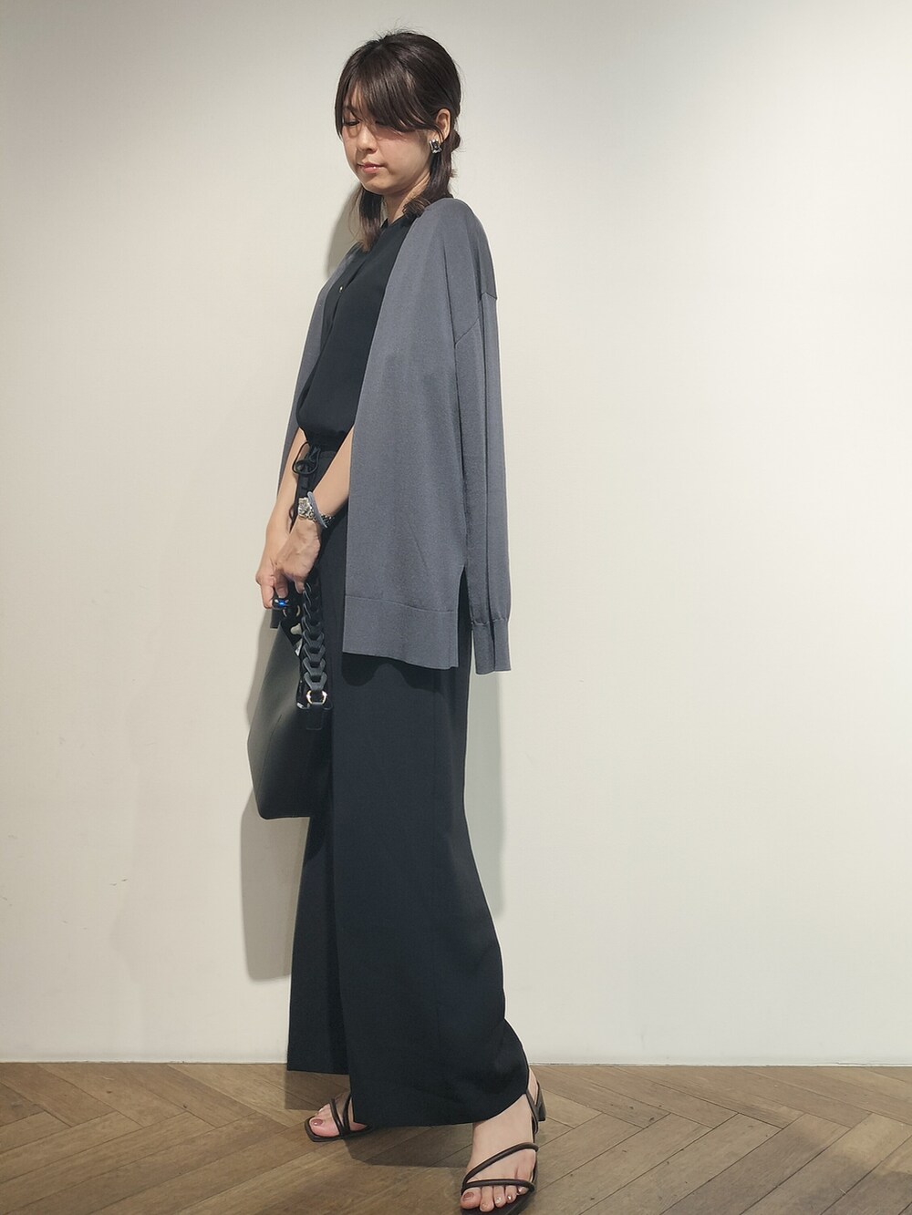 ブラック系のシャツ/ブラウス、ブラック系のその他パンツ、ブラック系のショルダーバッグを着用したレディースの夏コーディネートの3枚目の写真