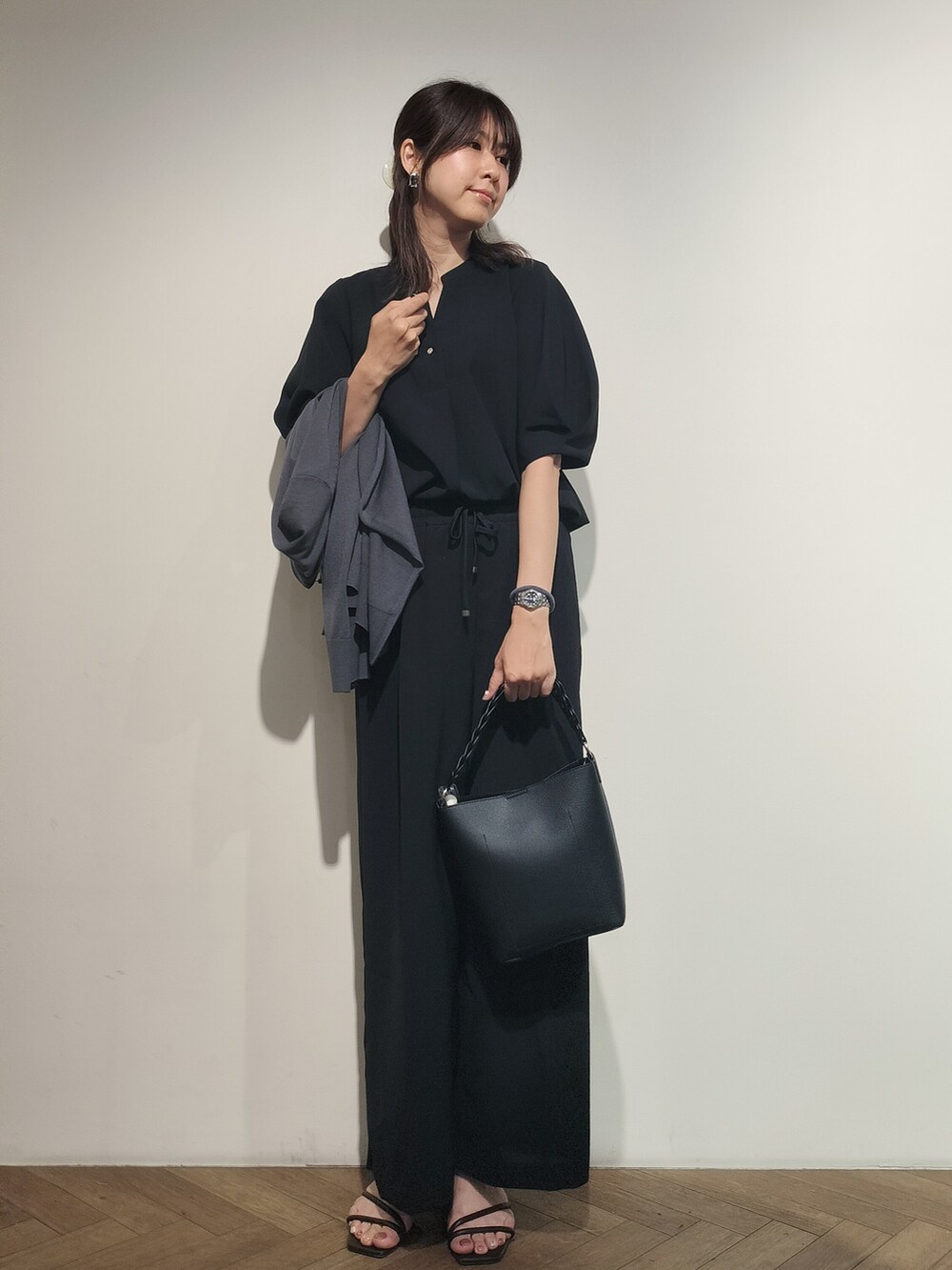 ブラック系のシャツ/ブラウス、ブラック系のその他パンツ、ブラック系のショルダーバッグを着用したレディースの夏コーディネートの6枚目の写真