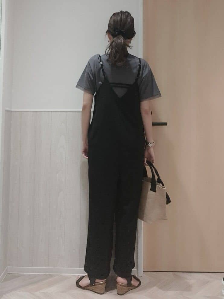ブラック系のサロペット/オーバーオール、ブラック系のサンダル、ブラック系のトートバッグを着用したレディースの春コーディネートの3枚目の写真