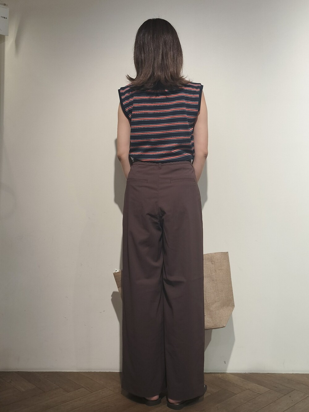 ベージュ系のカーディガン/ボレロ、ブルー系のTシャツ/カットソー、ブラウン系のその他パンツを着用したレディースの夏コーディネートの4枚目の写真