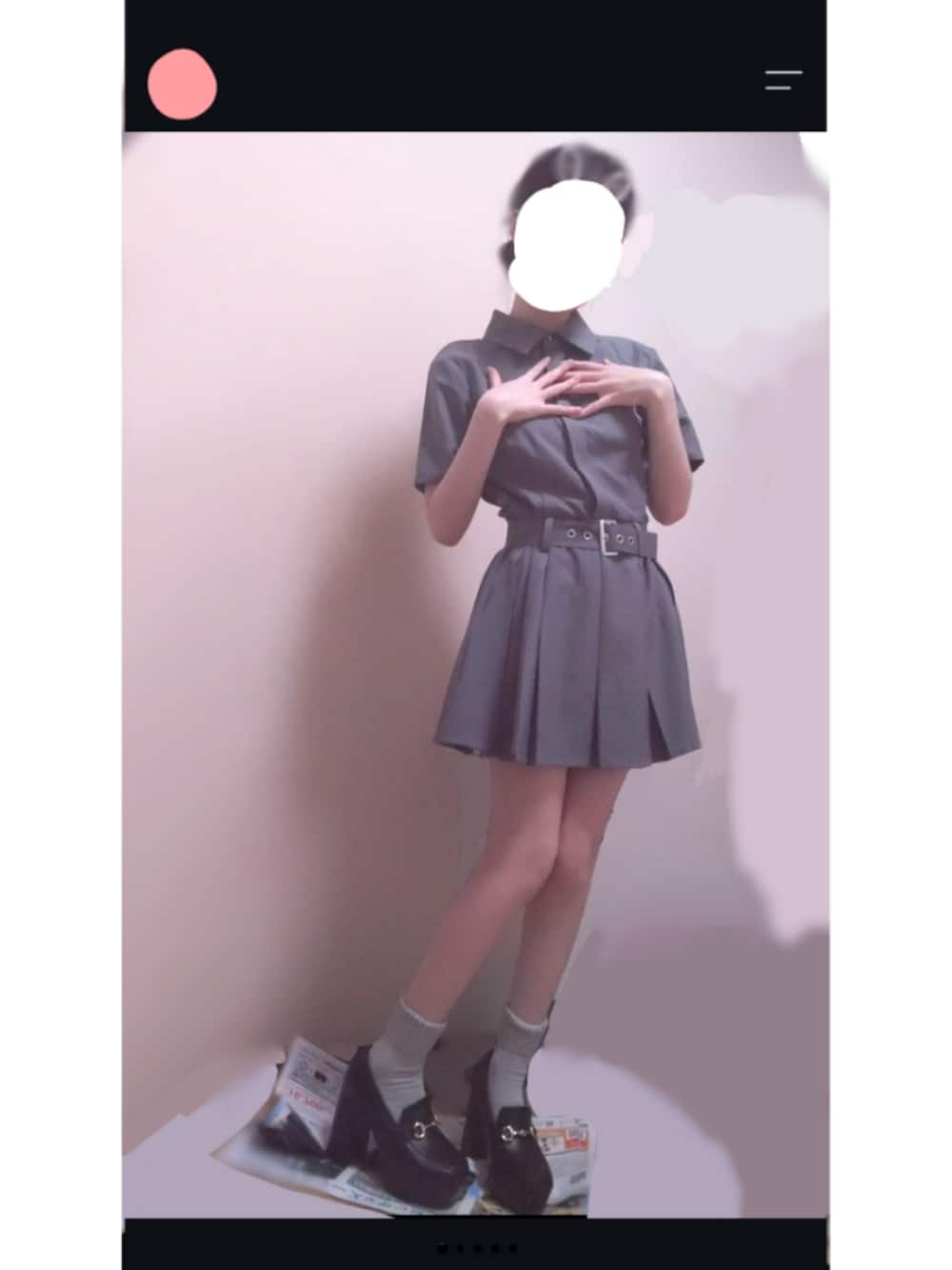 グレー系のワンピース/ドレス、ブラック系のローファーを着用したレディースの秋コーディネートの4枚目の写真