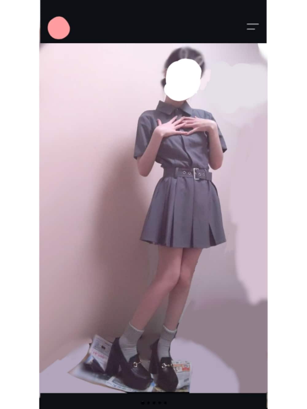 ブラック系のローファー、グレー系のワンピース/ドレスを着用したレディースの秋コーディネートの3枚目の写真