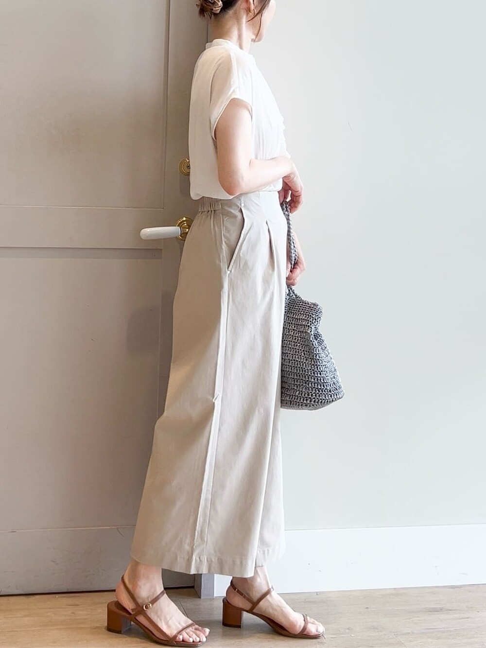 ホワイト系のシャツ/ブラウス、ベージュ系のその他パンツ、シルバー系のトートバッグを着用したレディースの夏コーディネートの2枚目の写真