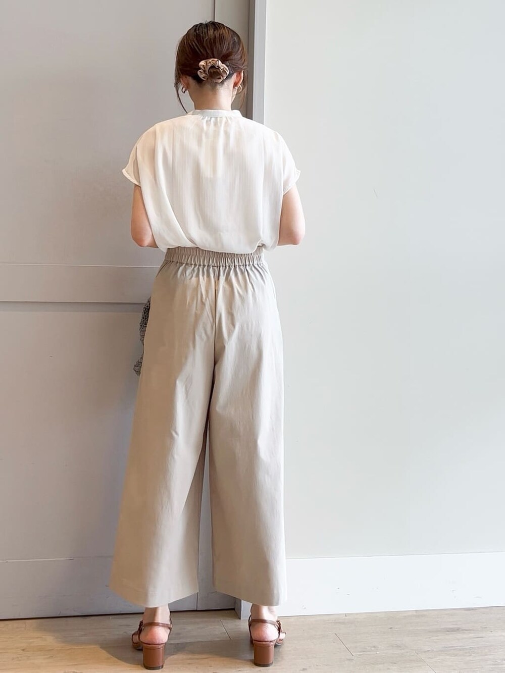ホワイト系のシャツ/ブラウス、ベージュ系のその他パンツ、シルバー系のトートバッグを着用したレディースの夏コーディネートの3枚目の写真