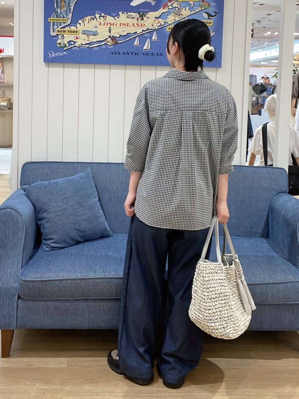 ブラック系のシャツ/ブラウス、ブルー系のその他パンツ、ベージュ系のサンダルを着用したレディースの夏コーディネートの3枚目の写真