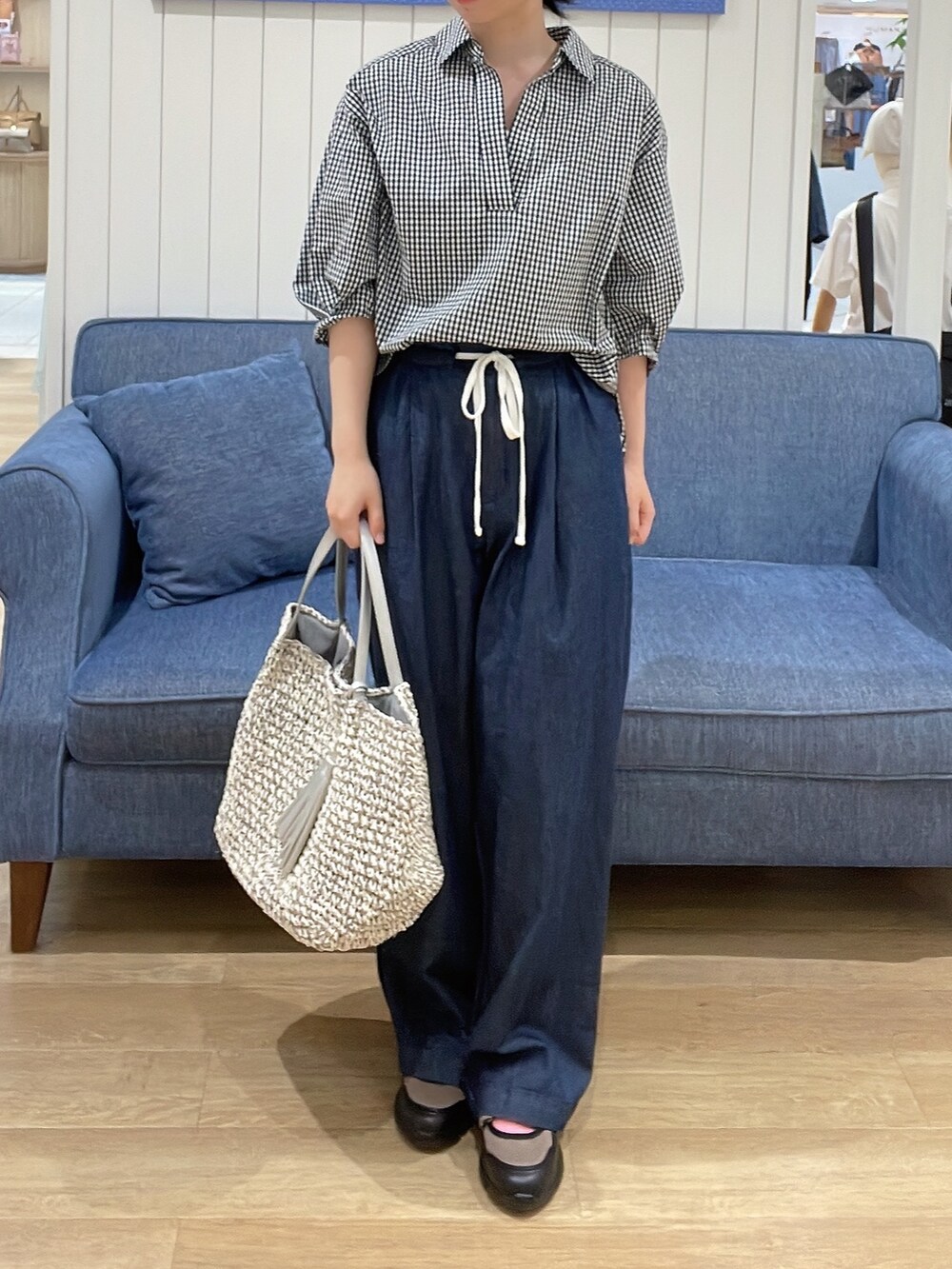 ブラック系のシャツ/ブラウス、ブルー系のその他パンツ、ベージュ系のサンダルを着用したレディースの夏コーディネートの4枚目の写真