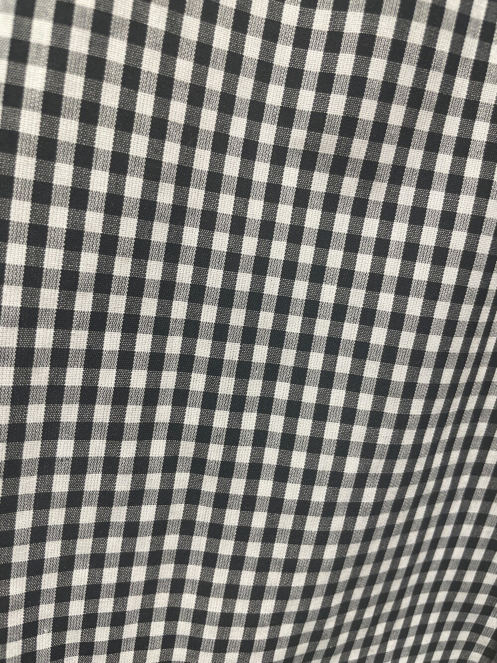 ブラック系のシャツ/ブラウス、ブルー系のその他パンツ、ベージュ系のサンダルを着用したレディースの夏コーディネートの5枚目の写真