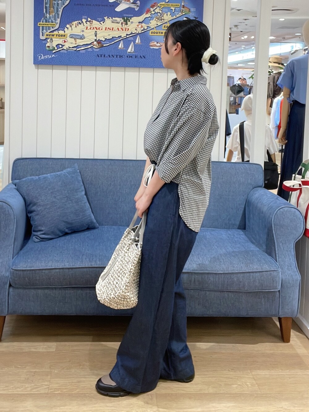 ブラック系のシャツ/ブラウス、ブルー系のその他パンツ、ベージュ系のサンダルを着用したレディースの夏コーディネートの2枚目の写真