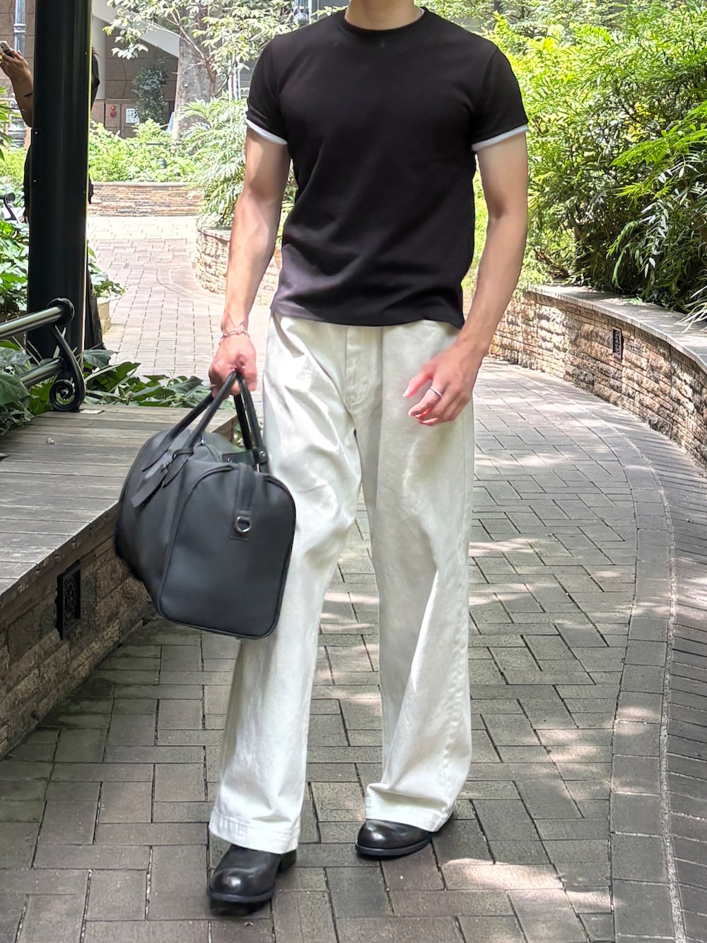 ホワイト系のデニムパンツ、ブラック系のシャツ/ブラウス、ブラック系のブーツを着用したメンズの夏コーディネートの2枚目の写真