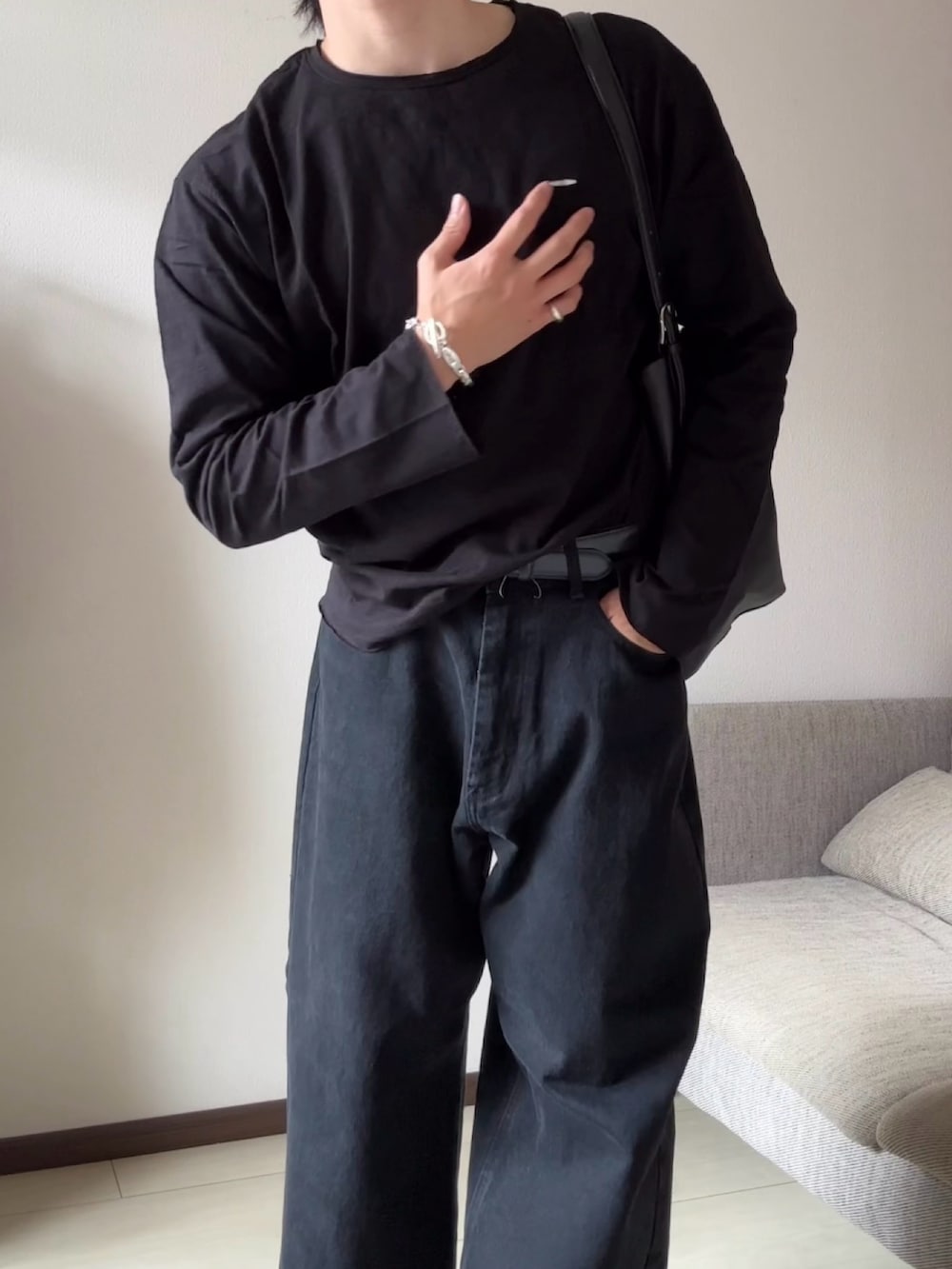 ブラック系のTシャツ/カットソー、ブラック系のデニムパンツ、ブラック系のブーツを着用したメンズの秋コーディネートの2枚目の写真