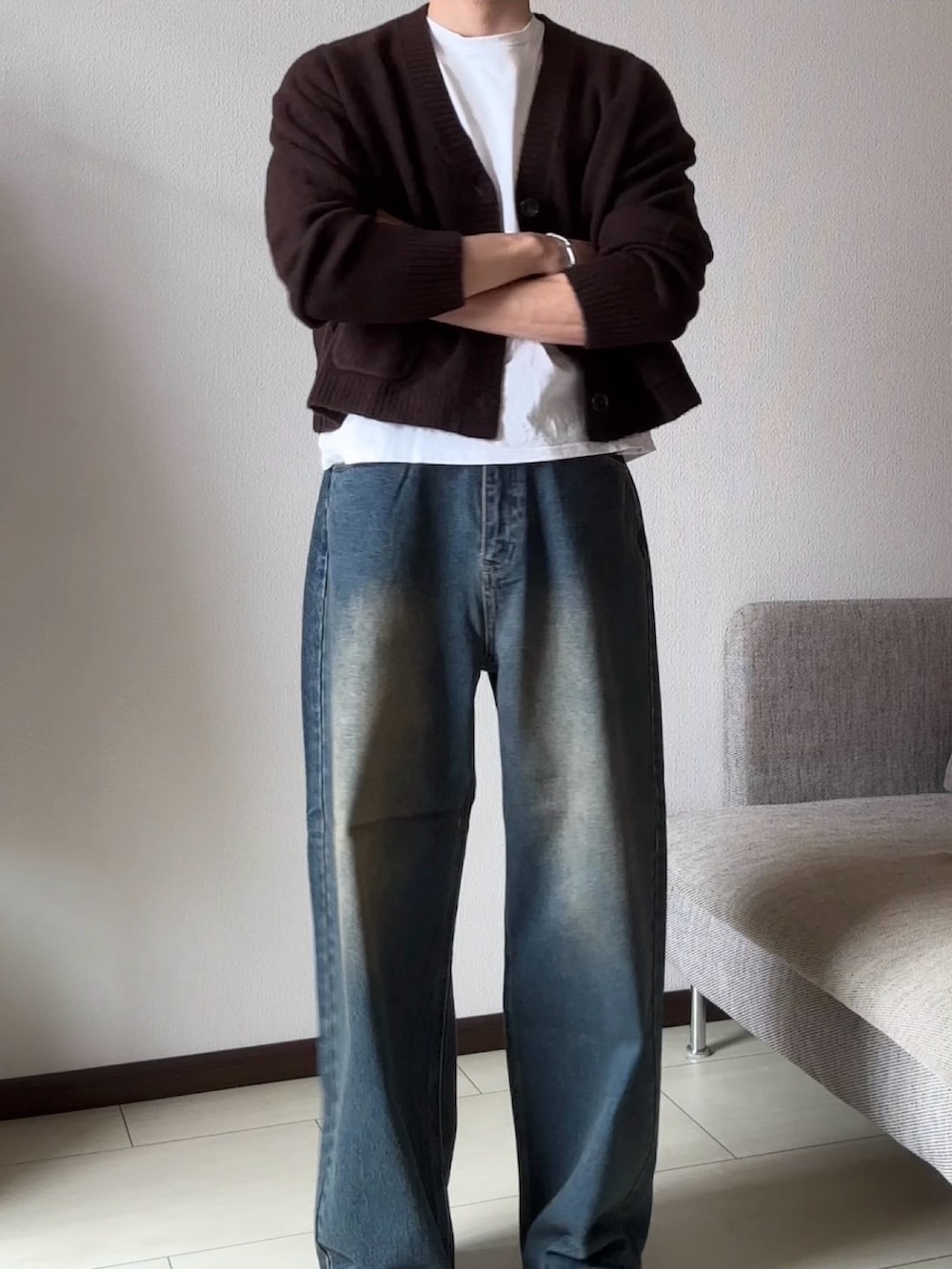 レッド系のローファー、ブルー系のデニムパンツ、ホワイト系のTシャツ/カットソーを着用したメンズの秋コーディネートの2枚目の写真