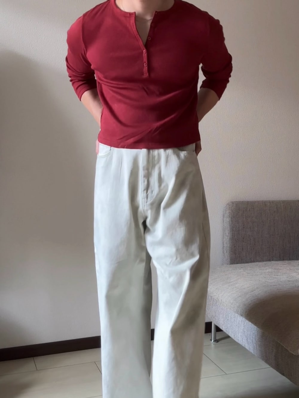 ホワイト系のデニムパンツ、レッド系のローファー、レッド系のTシャツ/カットソーを着用したメンズの夏コーディネートの2枚目の写真
