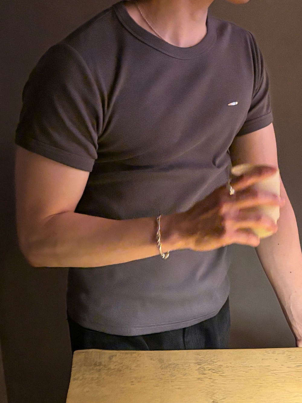 レッド系のローファー、その他のTシャツ/カットソー、グレー系のスラックスを着用したメンズの夏コーディネートの2枚目の写真