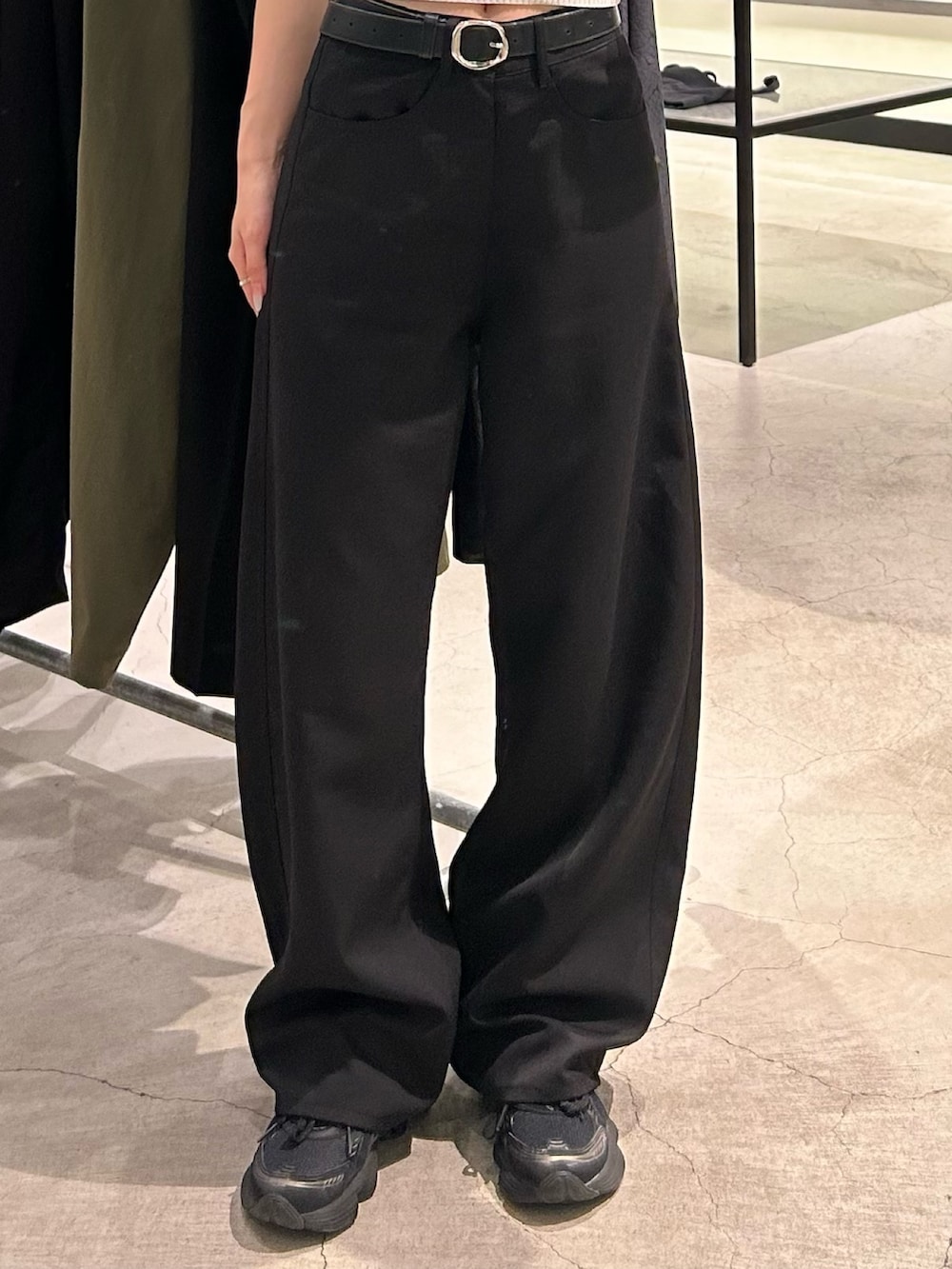ブラウン系のブルゾン、ブラック系のスラックス、ブラック系のベルトを着用したレディースの秋コーディネートの8枚目の写真