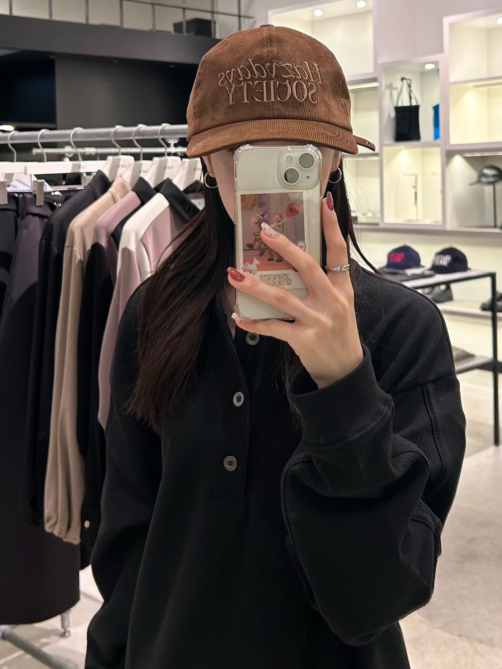 ブラック系のTシャツ/カットソー、ブラウン系のキャップを着用したレディースの秋コーディネートの5枚目の写真