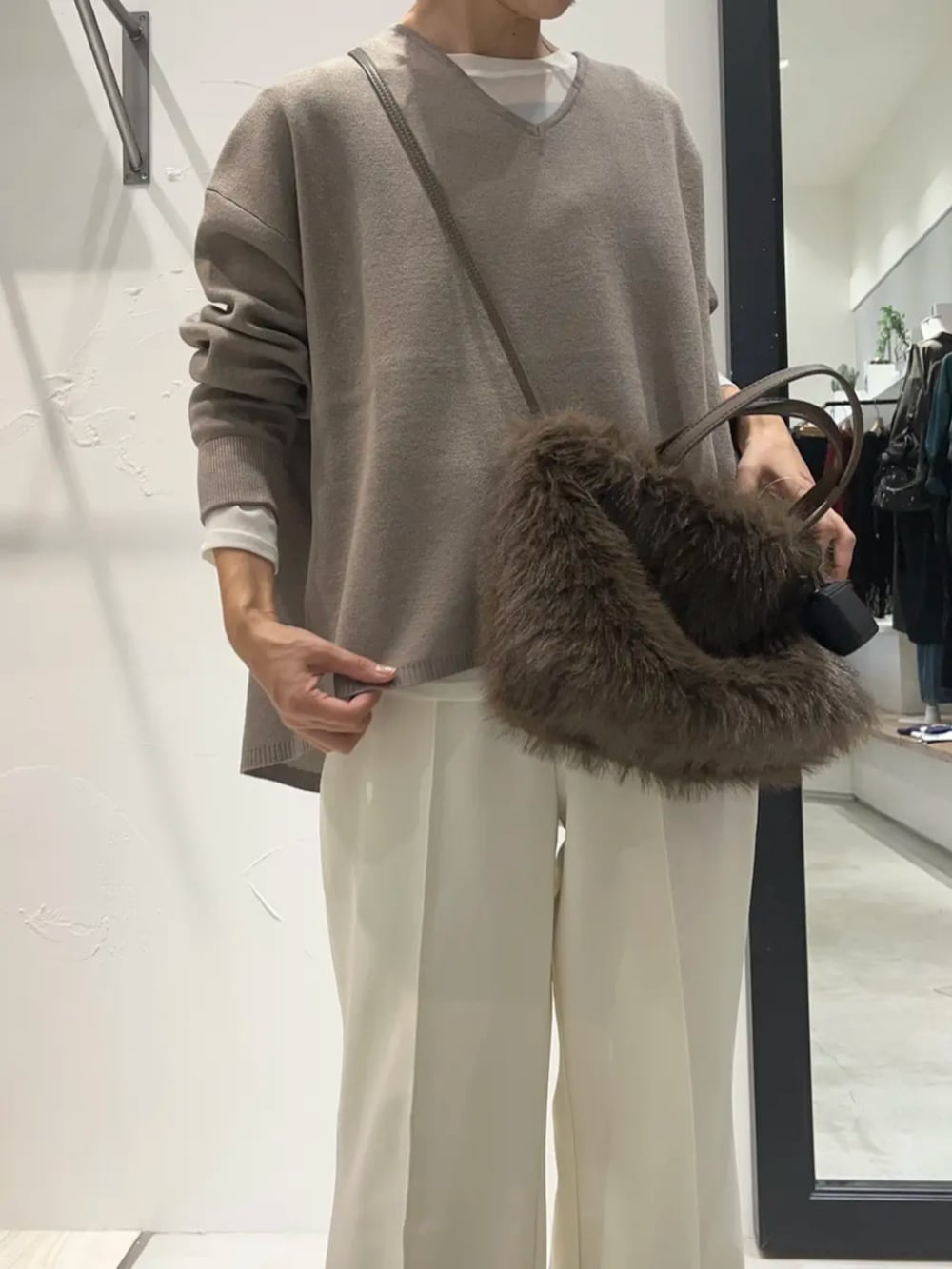 ホワイト系のTシャツ/カットソー、ブラウン系のニット/セーター、ホワイト系のその他パンツを着用したレディースの秋コーディネートの3枚目の写真