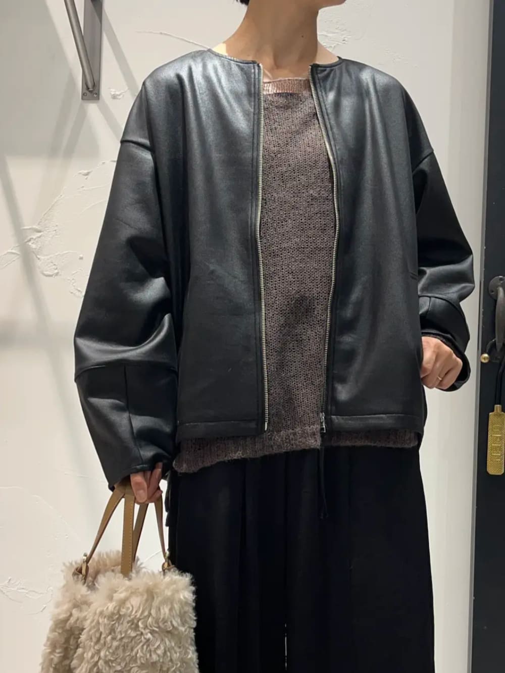 ブラウン系のニット/セーター、ブラック系のその他パンツ、ブラック系のブルゾンを着用したレディースの秋コーディネートの3枚目の写真