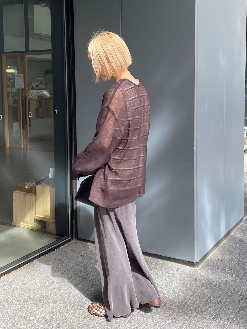 ブラウン系のシャツ/ブラウス、ブラウン系のスカート、ベージュ系のTシャツ/カットソーを着用したレディースの春コーディネートの2枚目の写真