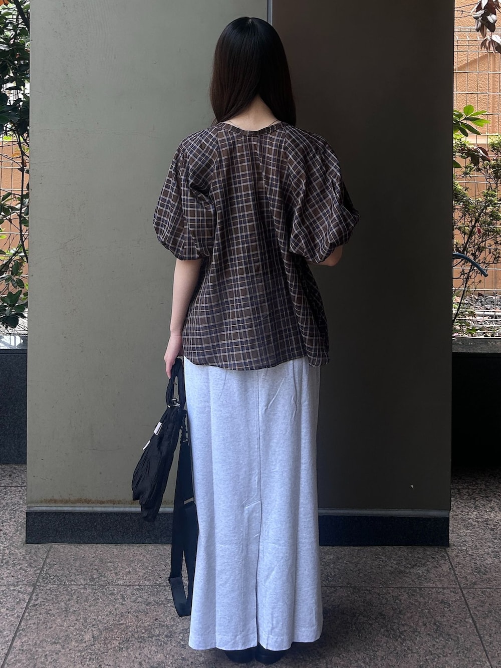 ブラウン系のシャツ/ブラウス、グレー系のスカート、ブラック系のショルダーバッグを着用したレディースの春コーディネートの2枚目の写真