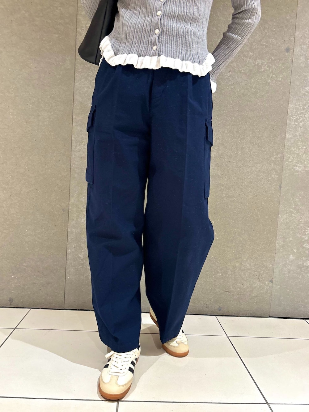 ブラック系のショルダーバッグ、グリーン系のカーゴパンツ、グレー系のカーディガン/ボレロを着用したレディースの冬コーディネートの5枚目の写真