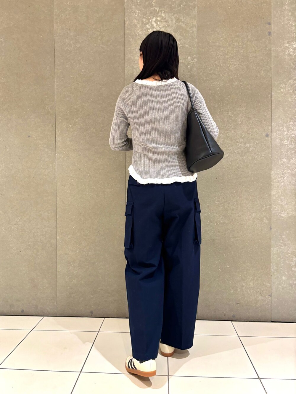 ブラック系のショルダーバッグ、グリーン系のカーゴパンツ、グレー系のカーディガン/ボレロを着用したレディースの冬コーディネートの3枚目の写真