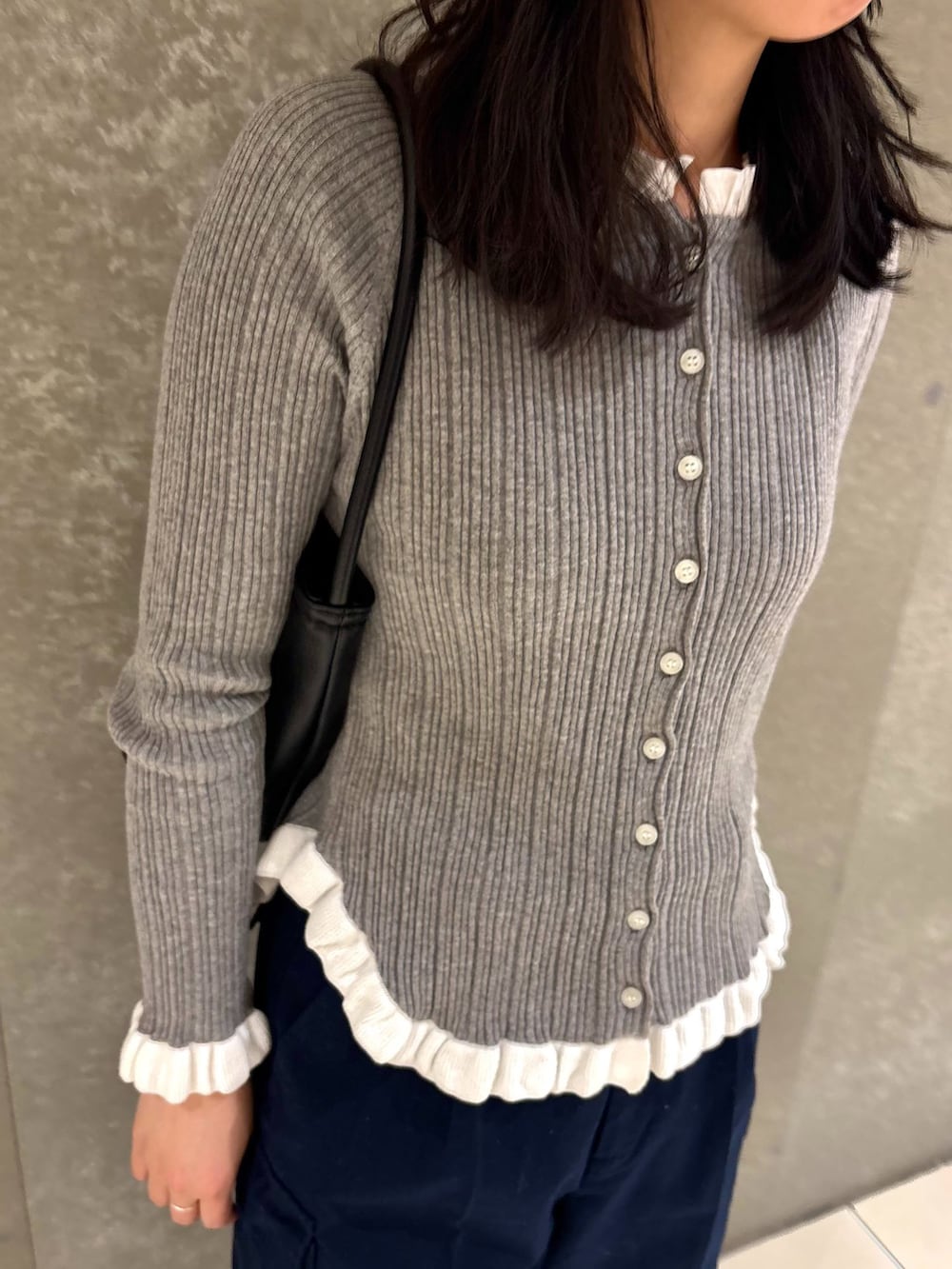 ブラック系のショルダーバッグ、グリーン系のカーゴパンツ、グレー系のカーディガン/ボレロを着用したレディースの冬コーディネートの4枚目の写真