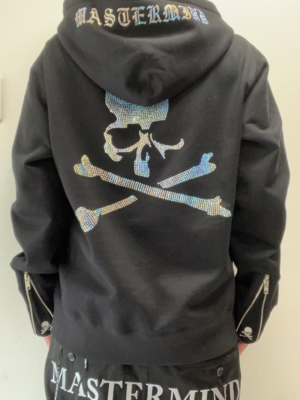 「mastermind JAPAN、mastermind world、マスターマインドジャパン、マスターマインドワールド、Swarovski、スワロフスキー、スワロフスキークリスタル、stan、スタン、カスタムスニーカー、customsneaker、パーカー、パーカーコーデ、ラグジュアリーストリート、おしゃれさんと繋がりたい」｜「mastermind JAPANのアイテム（パーカー、ブラック系）」を使った、まぁ坊さん（メンズ・178cm）の冬コーディネートの2枚目の写真