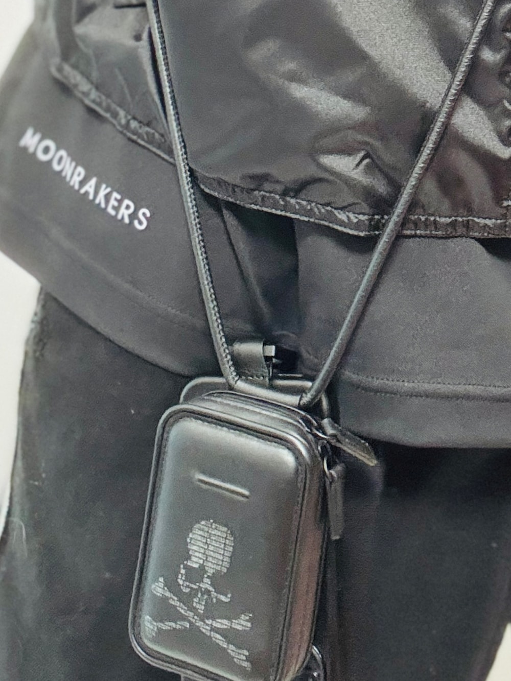 「objcts.io、mastermind world、mastermind JAPAN、mastermind x moonrakers、mastermind x objcts.io、マスターマインドジャパン、マスターマインドワールド、オブジェクツアイオー、ショルダーマイクロバッグ、moonrakers、ムーンレイカーズ、スマホショルダー、テックウェア、ムーンテック、moontech」|「objcts.io x mastermind japanのアイテム(ショルダーバッグ、ブラック系)」を使った、まぁ坊さん(メンズ・178cm)の夏コーディネートの2枚目の写真