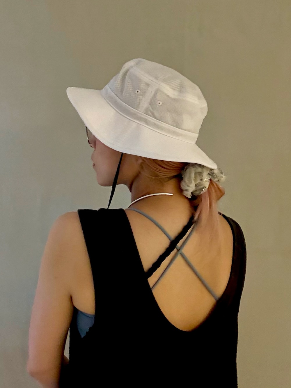 ブラック系のサンダル、ブラック系のつなぎ/オールインワン、ホワイト系のハットを着用したレディースの夏コーディネートの3枚目の写真