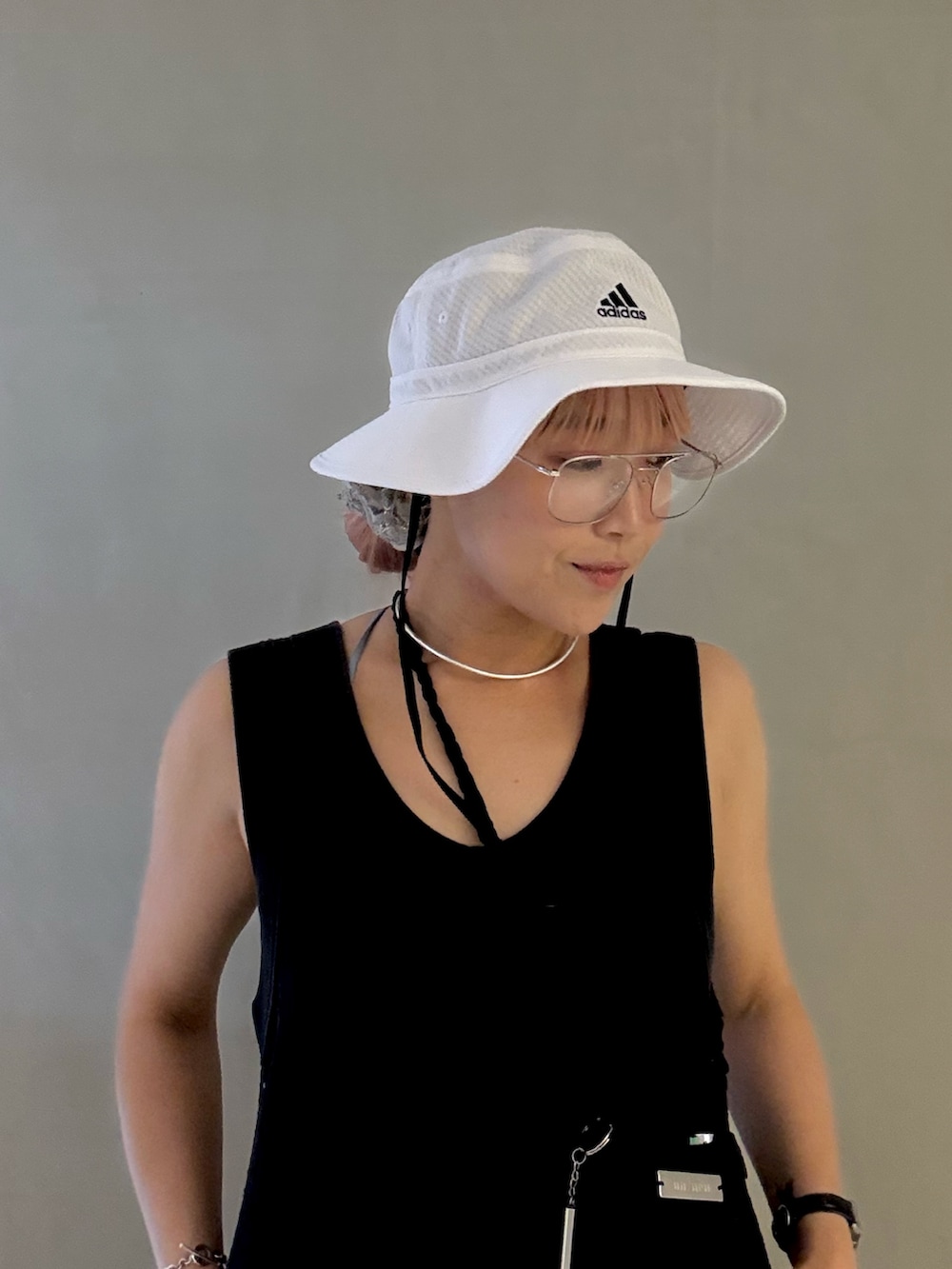 ブラック系のサンダル、ブラック系のつなぎ/オールインワン、ホワイト系のハットを着用したレディースの夏コーディネートの2枚目の写真