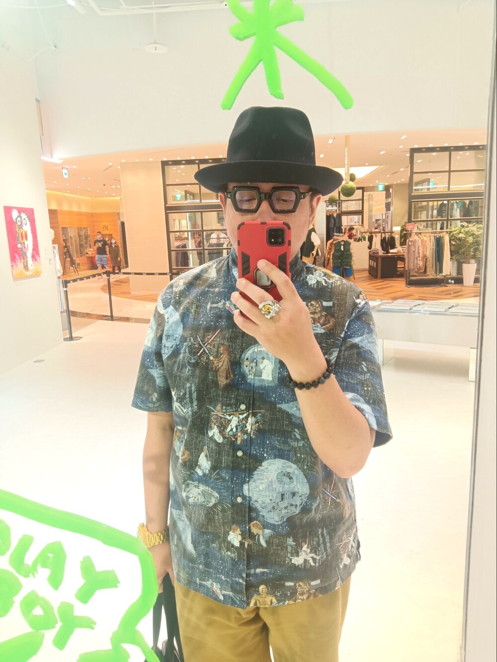 ブラック系のトートバッグ、その他のシャツ/ブラウス、ホワイト系のシューズを着用したメンズの春コーディネートの2枚目の写真