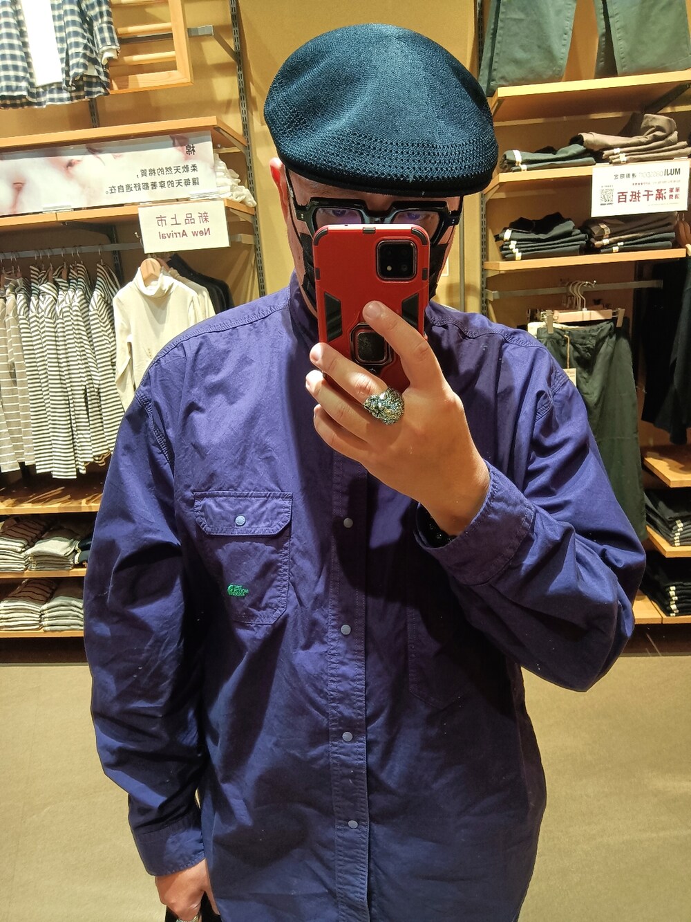 パープル系のシャツ/ブラウスを着用したメンズの秋コーディネートの2枚目の写真