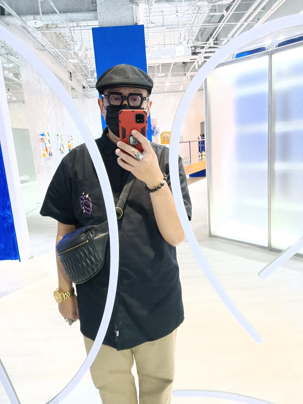 ブラック系のハンチング/ベレー帽を着用したメンズの冬コーディネートの3枚目の写真